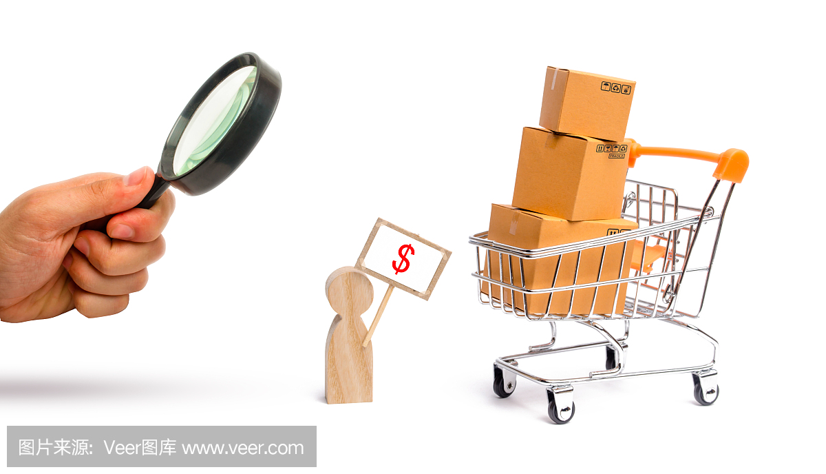 一個拿著放大鏡在看海報(bào)的男人在賣商品。裝著箱子和貨物的超市手推車。商業(yè)和貿(mào)易的概念,產(chǎn)品的銷售和購買,網(wǎng)上購物